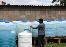 entrega de caixas d’água