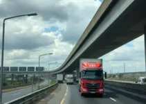caminhão preso sob viaduto
