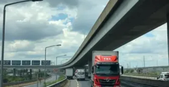 caminhão preso sob viaduto