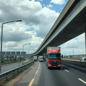 caminhão preso sob viaduto