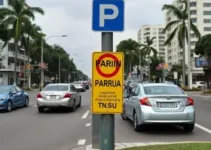 poste estacionado em cruzamento