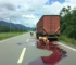 tombamento de carreta na Marechal Rondon