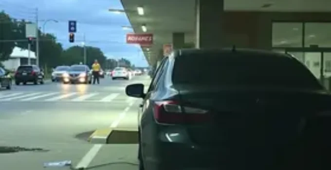 carro invade loja em Bauru